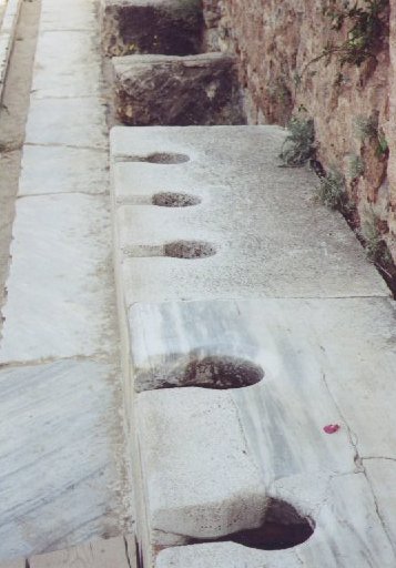 par ici, le p'tit coin c'est ici...ce sont les anc�tres des latrines..!